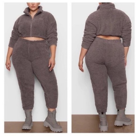 NWT SKIMS Teddy Jogger - Picture 2 of 8